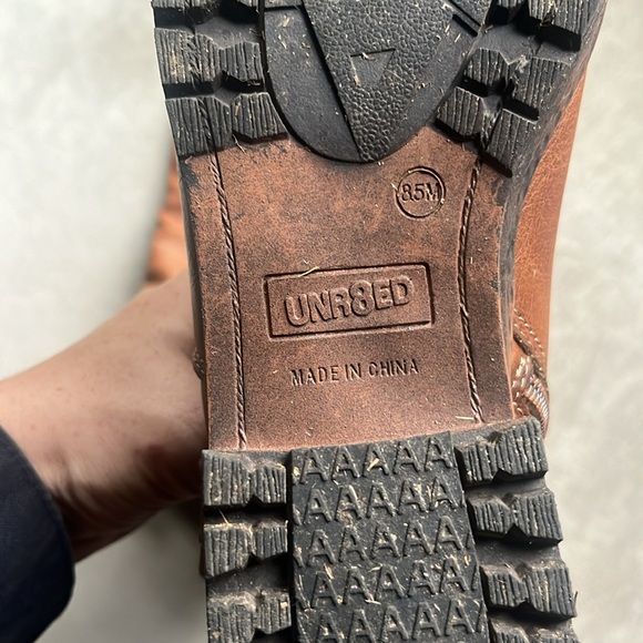 Brown boots 8.5 worn once - Picture 2 of 2